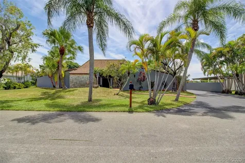 10160 E Calusa Club Drive Miami FL 33186