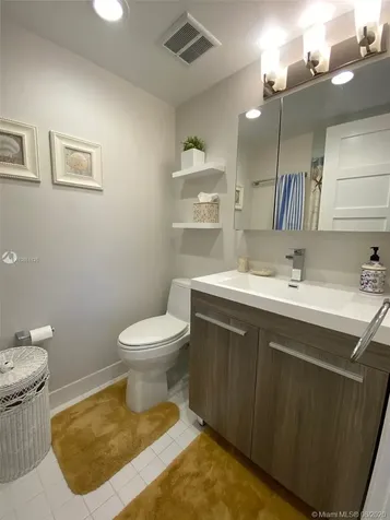2600 Collins Avenue Miami Beach FL 33140