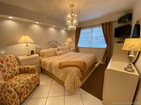 2600 Collins Avenue Miami Beach FL 33140