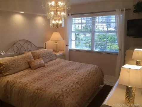 2600 Collins Avenue Miami Beach FL 33140