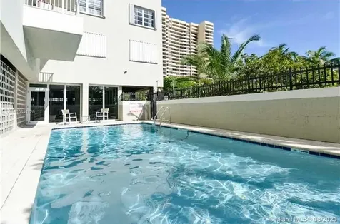 2600 Collins Avenue Miami Beach FL 33140