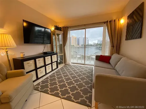 2600 Collins Avenue Miami Beach FL 33140