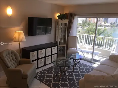 2600 Collins Avenue Miami Beach FL 33140