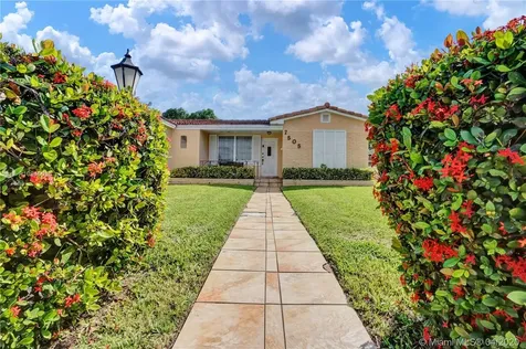 7505 Cutlass Avenue North Bay Village FL 33141