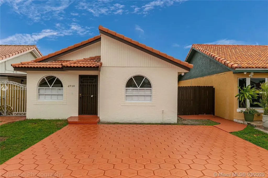 2738 W 73rd Place Hialeah FL 33016