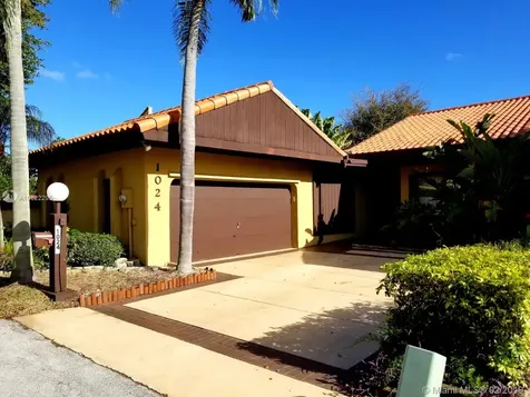 1024 NE 203rd Lane Miami FL 33179