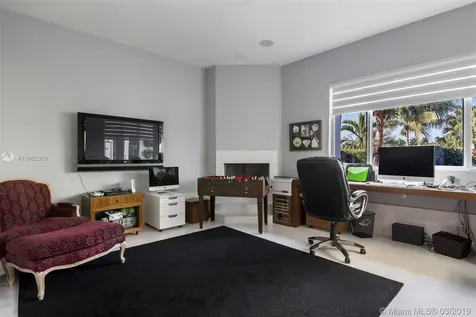 934 S Southlake Drive Hollywood FL 33019
