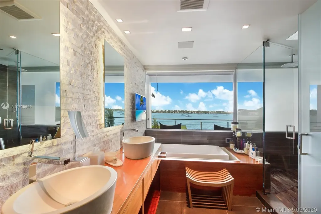 1376 S Venetian Way Miami FL 33139