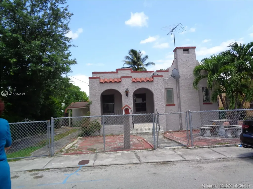 2449 NW 4th Street Miami FL 33125