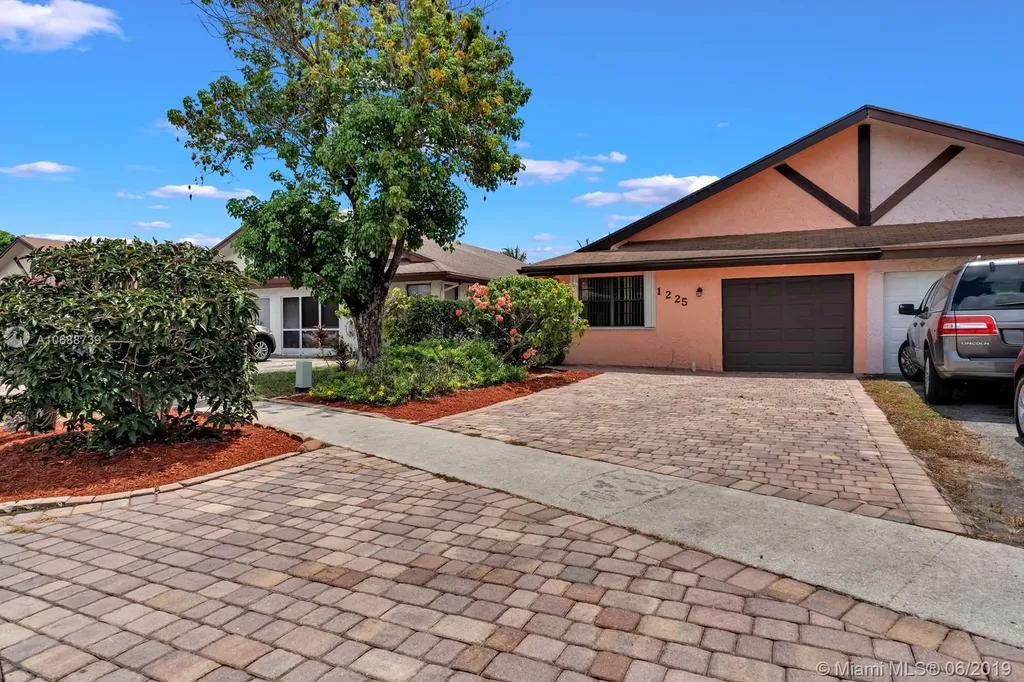 1225 SW 75th Avenue North Lauderdale FL 33068