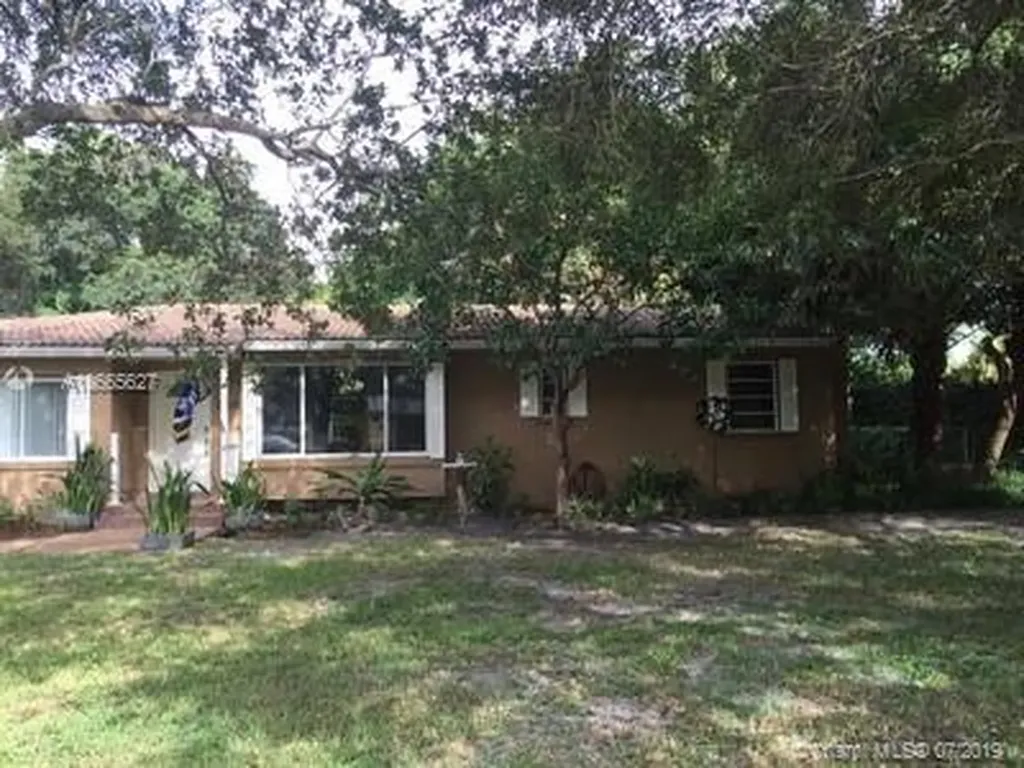 208 Bayberry Drive Plantation FL 33317