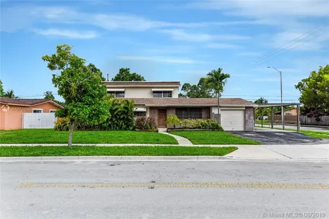 690 W 74th Place Hialeah FL 33014