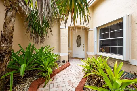 925 SW 180th Terrace Pembroke Pines FL 33029