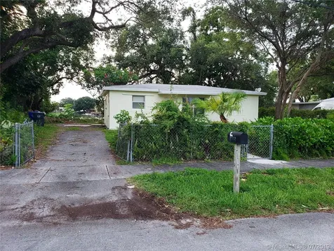 4261 SW 32nd Street West Park FL 33023