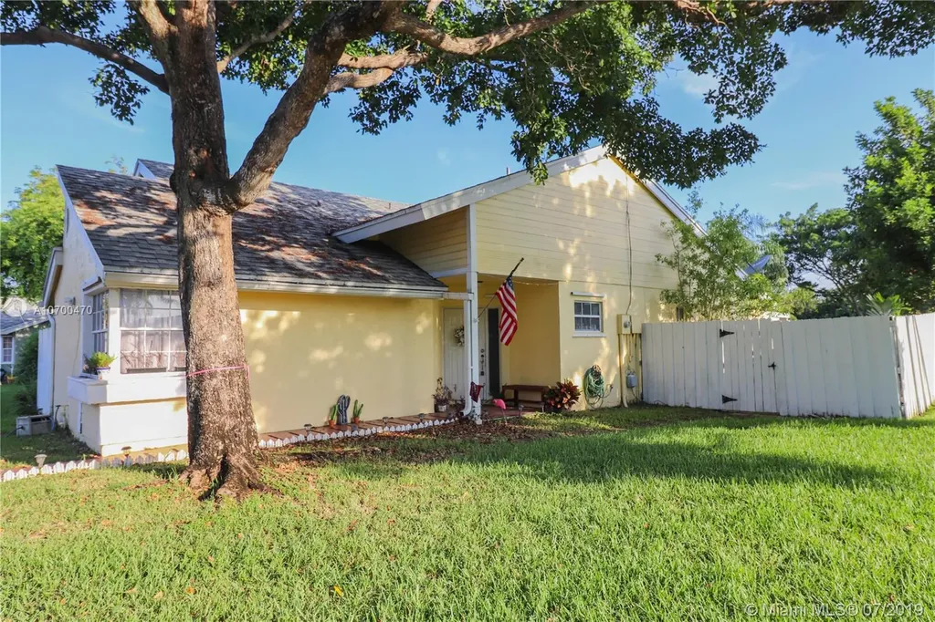 11121 SW 10th Place Davie FL 33324