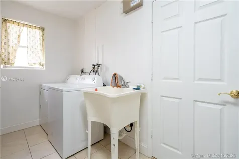 5515 Mckinley Street Hollywood FL 33021