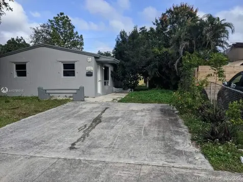 1611 N 69th Way Hollywood FL 33024