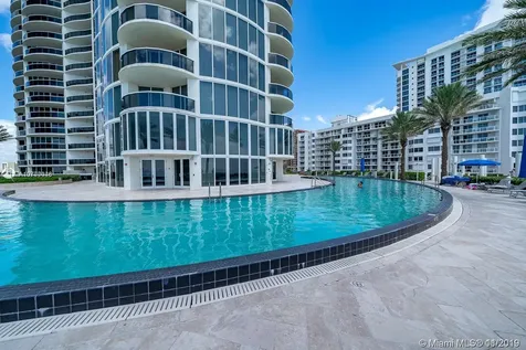 17201 Collins+den Sunny Isles Beach FL 33160