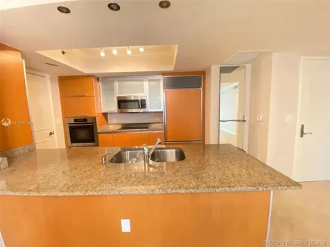 17201 Collins+den Sunny Isles Beach FL 33160