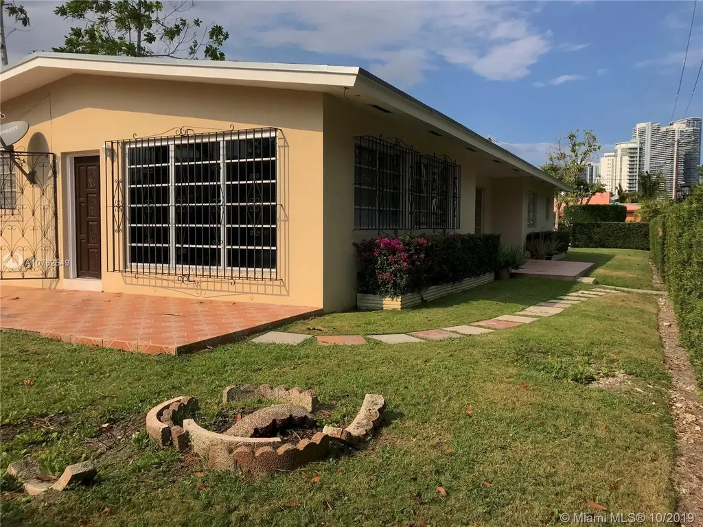 2200 SW 1st Avenue Miami FL 33129