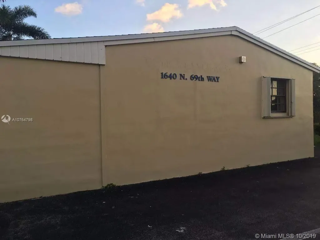 1640 N 69th Way Hollywood FL 33024