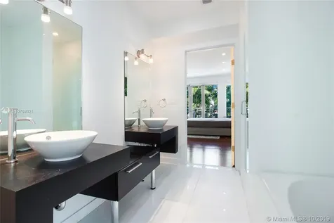 5625 N Bay Road Miami Beach FL 33140