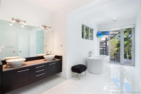 5625 N Bay Road Miami Beach FL 33140