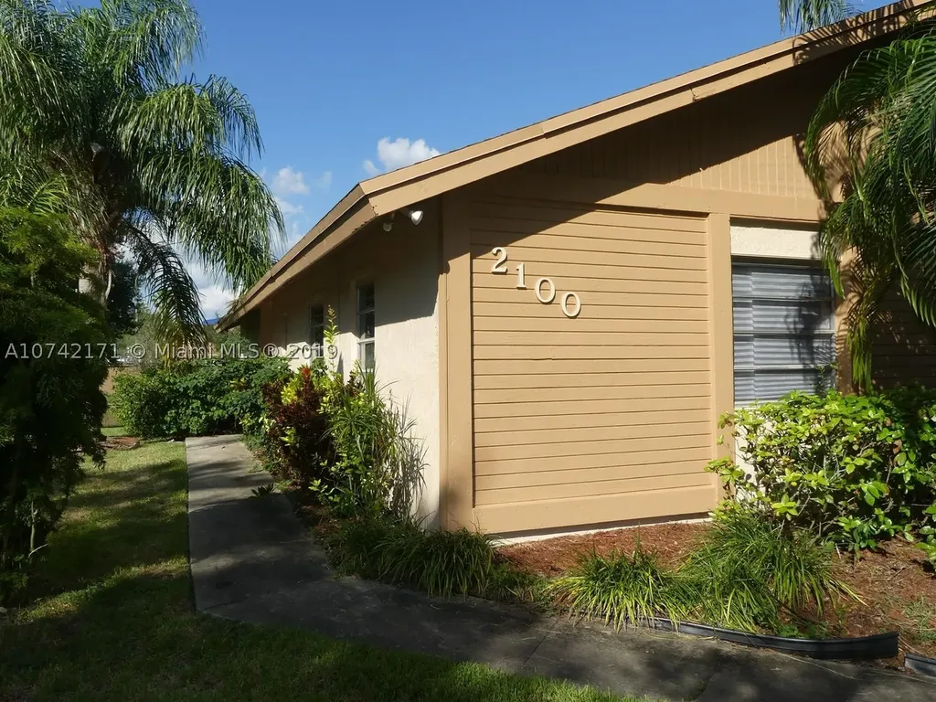 2100 Nova Village Drive Davie FL 33317