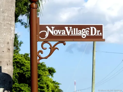 2100 Nova Village Drive Davie FL 33317