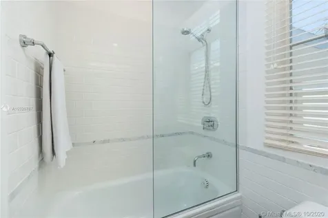 6000 Aqua Path Miami Beach FL 33141