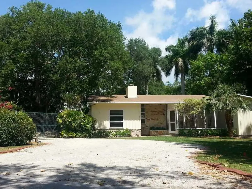 3575 N Moorings Way Miami FL 33133