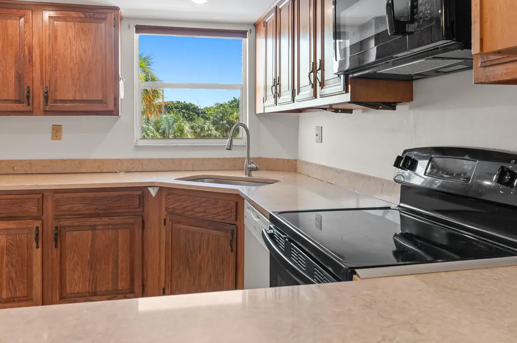 21 High Point Circle E Naples FL 34103