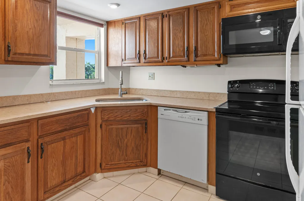 21 High Point Circle E Naples FL 34103