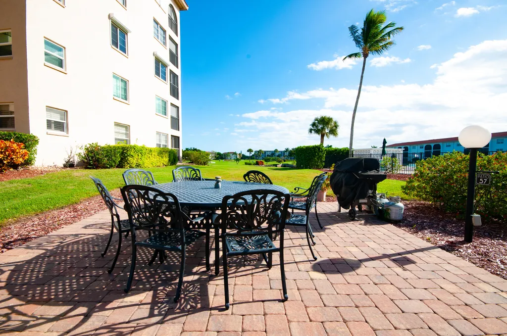 21 High Point Circle E Naples FL 34103