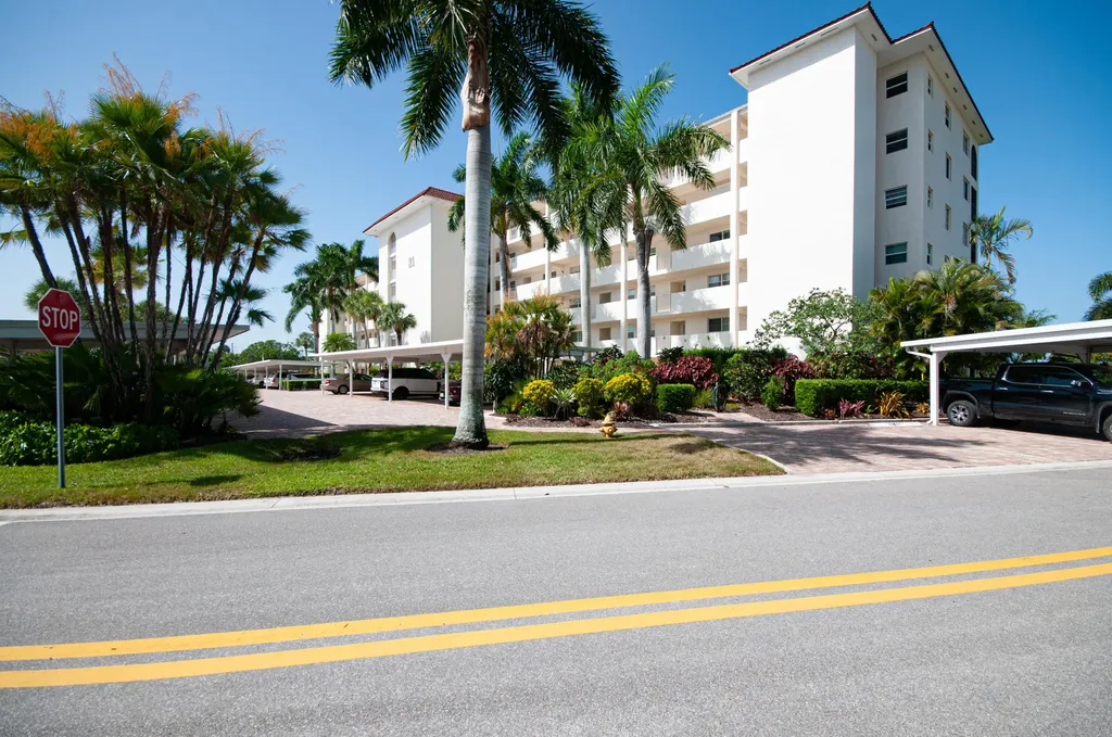21 High Point Circle E Naples FL 34103