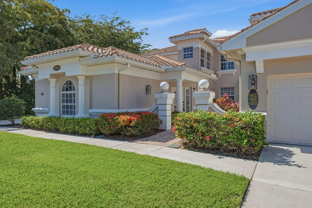 Naples FL, 3995 Deer Crossing Court, Unit 201