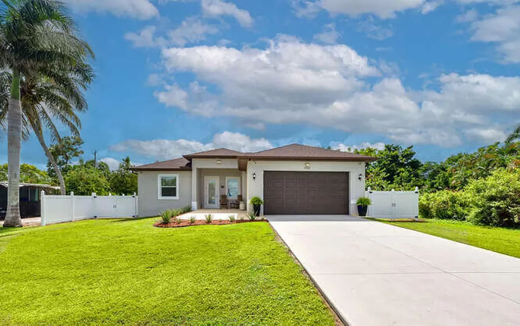 3196 Connecticut Avenue Naples FL 34112