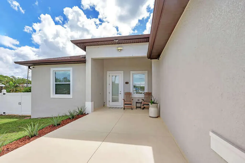 3196 Connecticut Avenue Naples FL 34112