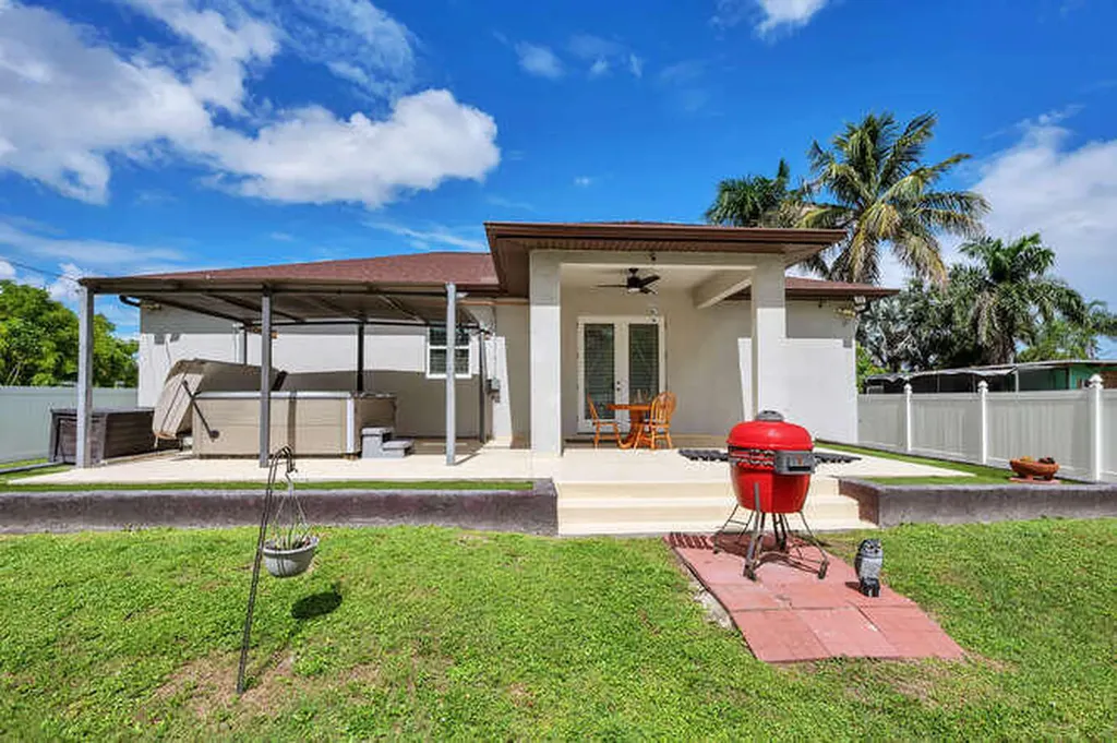 3196 Connecticut Avenue Naples FL 34112