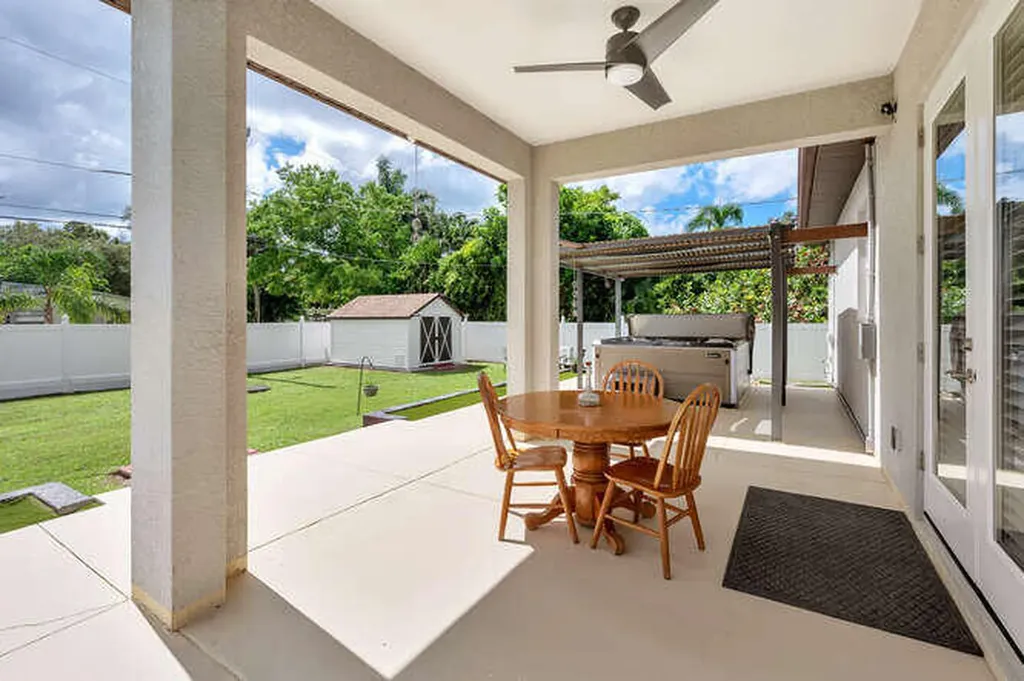 3196 Connecticut Avenue Naples FL 34112