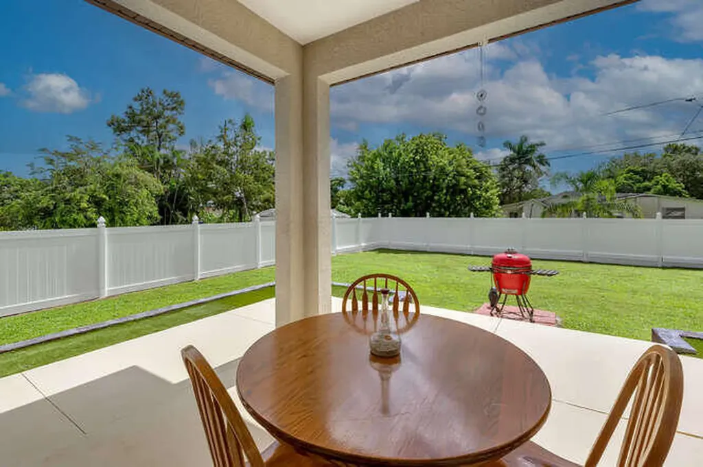 3196 Connecticut Avenue Naples FL 34112