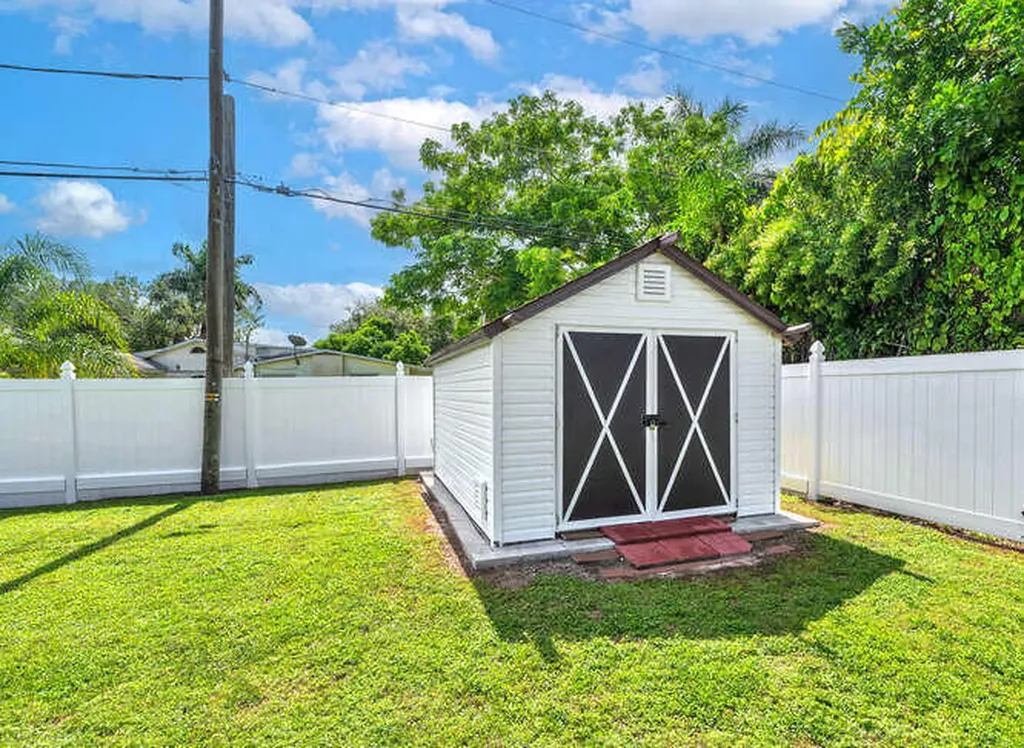 3196 Connecticut Avenue Naples FL 34112