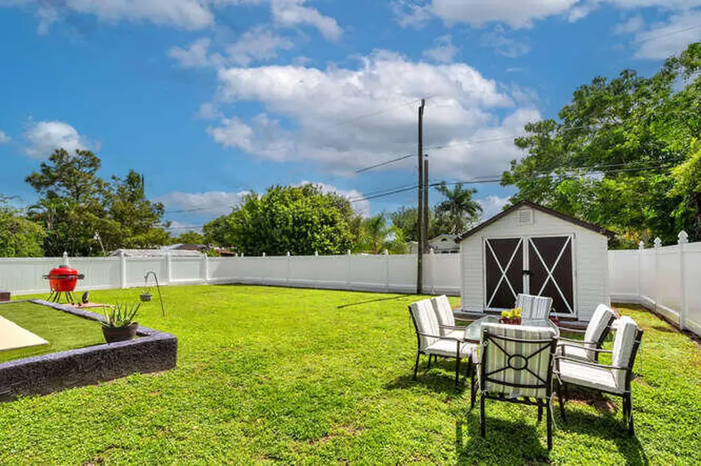 3196 Connecticut Avenue Naples FL 34112