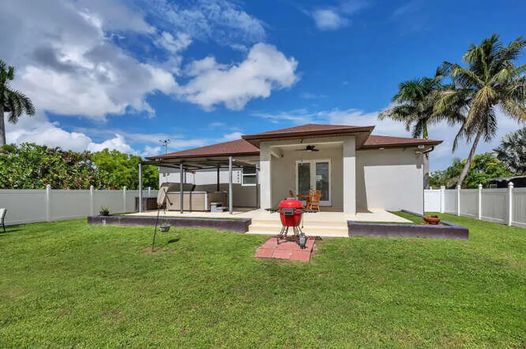 3196 Connecticut Avenue Naples FL 34112