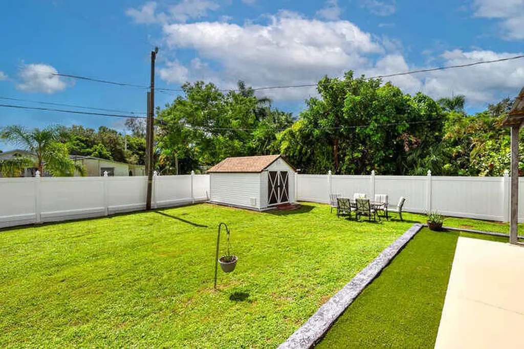 3196 Connecticut Avenue Naples FL 34112
