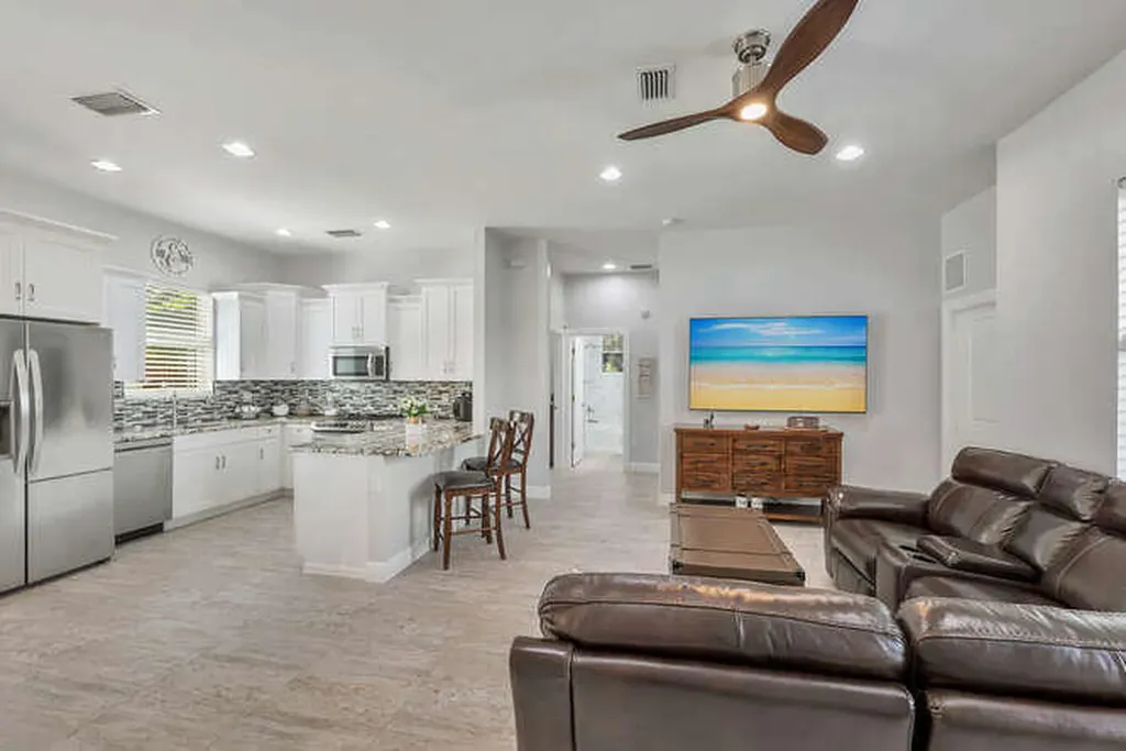 3196 Connecticut Avenue Naples FL 34112