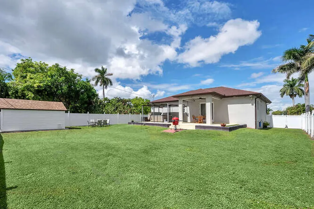 3196 Connecticut Avenue Naples FL 34112