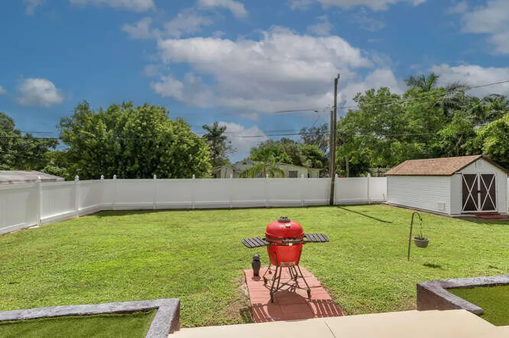 3196 Connecticut Avenue Naples FL 34112