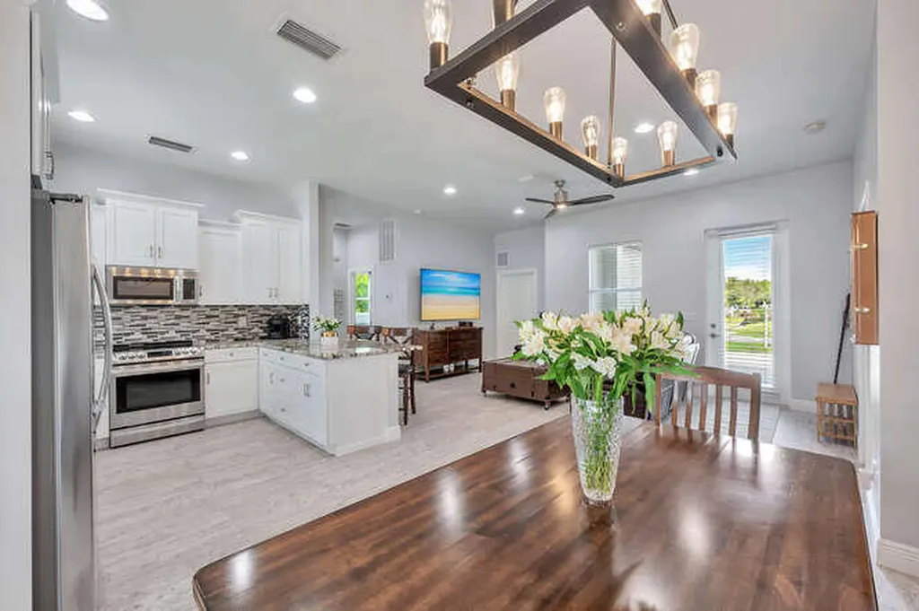 3196 Connecticut Avenue Naples FL 34112