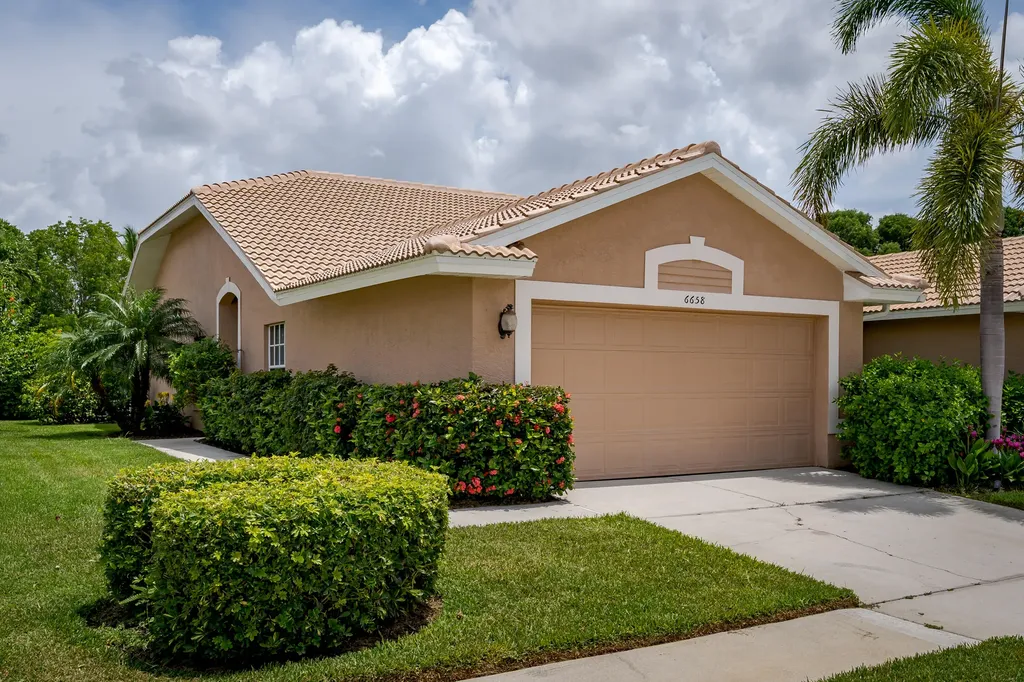 Naples FL, 6658 Castlelawn Place